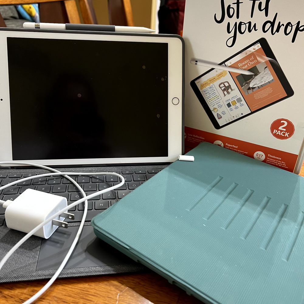 Apple iPad 8th Gen 32GB Wi-Fi Gold BUNDLE W/Apple Pencil, Logitech Combo Touch